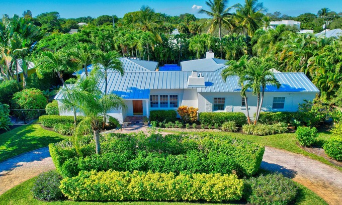 Lake Ida Shores House | Tropical Oasis - 5 bdrm w/pool & private cottage in Delray Beach