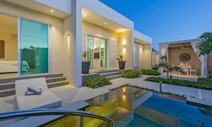 Porters House | Tropical Oasis Near Beach with Pool - Footprints North