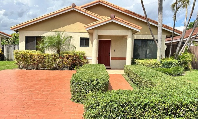 Sunset House | Tropical Oasis home w Community Pool great area