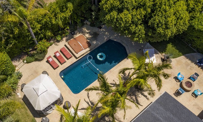 Santa Barbara House | Tropical Villa. Pool & Hot Tub. 5 Minutes to Beach or Downtown!