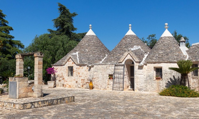 Antonelli House | 'Trulli I Cedri, Monopoli' with Private Terrace and Private Garden