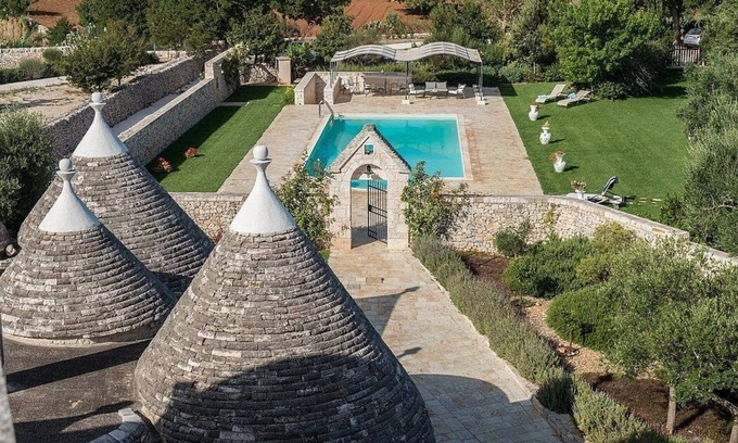 Martina Franca House | Trullo Primarosa B: A welcoming apartment in the characteristic style of the Apulian countryside, with Free WI-FI.