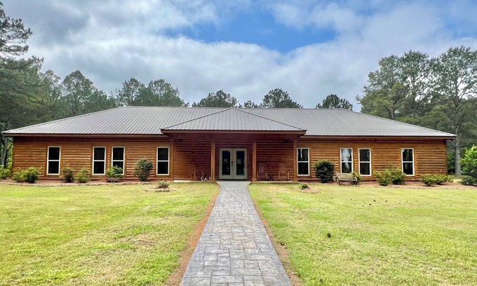 Fort Valley Cabin | Tucked away in the quiet countryside of Fort Valley, GA, the Inn is an ideal setting for corporate retreats, family reunions, or group getaways.