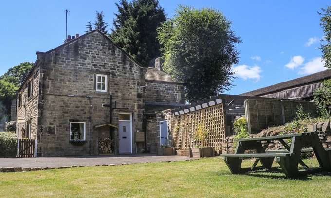 Shipley Cottage | TULIP COTTAGE, pet friendly, character holiday cottage in Baildon