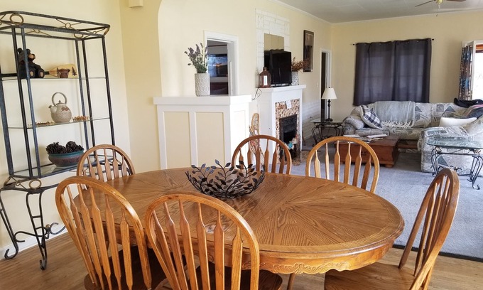 Baker City House | Turn Of The Century Charm - Walk to Town DISCOUNTS FOR SKIING?