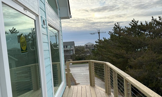 South Nags Head House | Turquoise : Cozy & bright with a wall of windows and lovely views