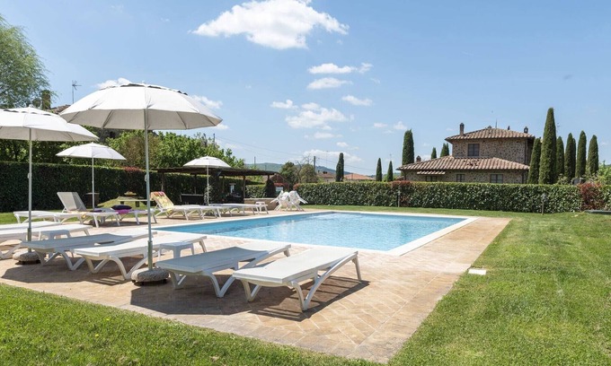 Santa Maria Cottage | Tuscan style apartment in Lucignano near village with hill views