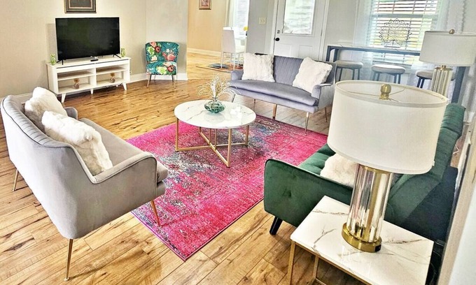 Houston County House | Tv in all Rooms| King Suite|Workspace| Near RAFB