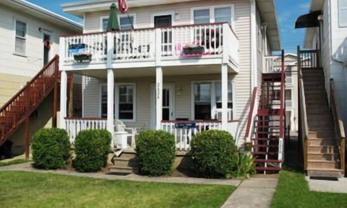 Gold Coast Condo | TV, Window A/C, Outside Shower and Porch