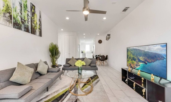 Downtown Dallas Apartment | Twin City View Apartments I King Bed I FreeParking