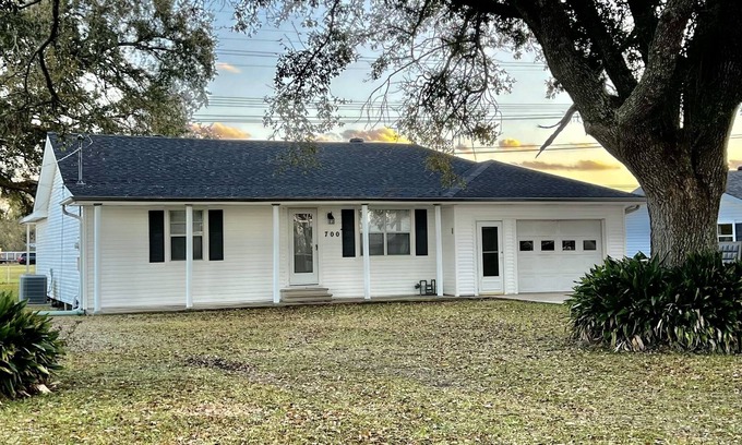 Lake Charles House | Twin Oaks Cozy Getaway in Lake Charles