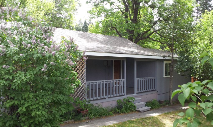 Mount Shasta House | Twin Oaks Mt. Shasta (downtown) for long term stay