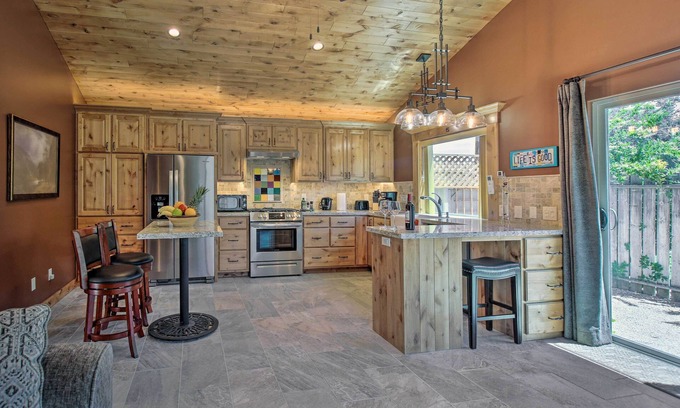Simi Valley Cottage | 'Twin Palms' Romantic Retreat: Yard + Grill!