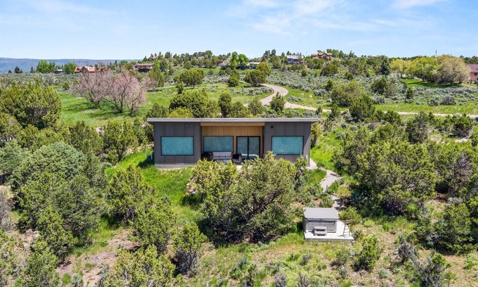 Missouri Heights House | Twin Peaks | Scenic Hot Tub + Serene Design