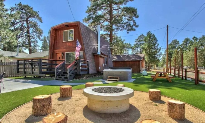 Sugarloaf Cabin | Twin Pines Winter Wonderland - Spa & Fire Pit