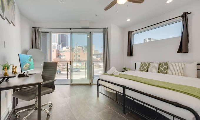 Downtown Dallas Apartment | Twin Urbanview Apartments I King Bed I FreeParking