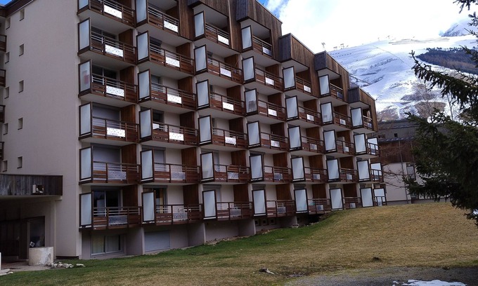 Les Deux Alpes Apartment | Two Bedroom Apartment 50 Metres from the Slopes with Stunning Alpine Views