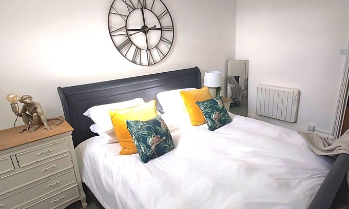 Cheltenham Apartment | Two-Bedroom Apartment