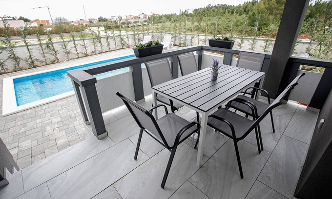 Vrsi Apartment | Two bedroom apartment with terrace Vrsi - Mulo, Zadar (A-24110-a)