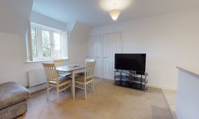 Witney Apartment | Two bedroom furnished holiday let in Witney, sleeps two with own parking