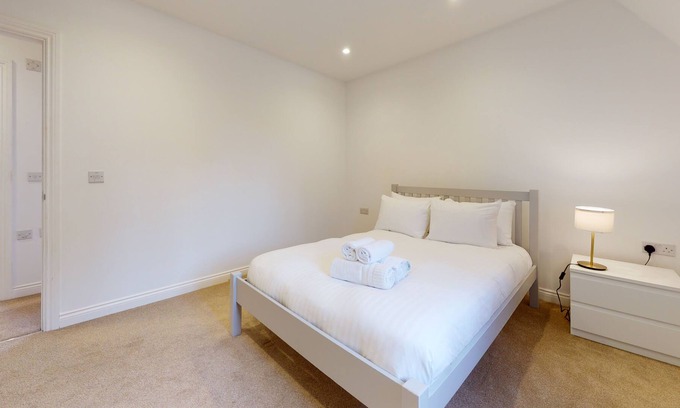 Witney Apartment | Two bedroom furnished holiday let in Witney, sleeps two with own parking