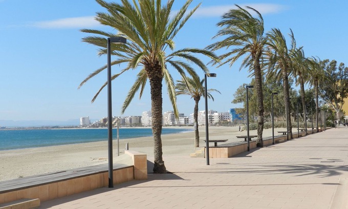 Santa Margarida Apartment | Two-bedroom Rosas apartment near beach and shops with private parking