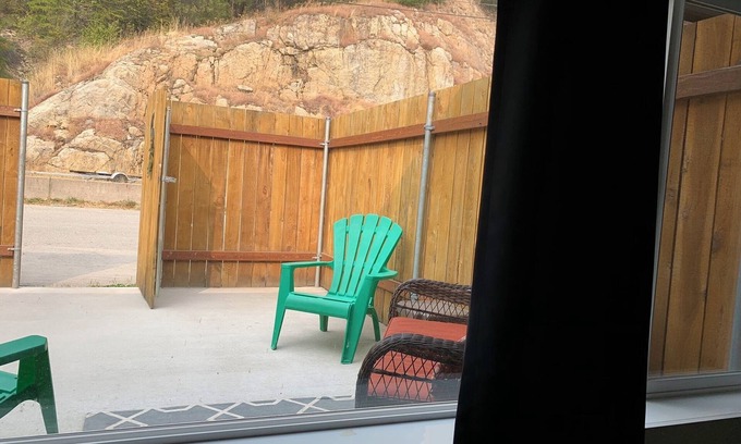 Robson Bed & Breakfast | Two bedroom vacation suite on Lower Arrow Lake near Castlegar, BC.