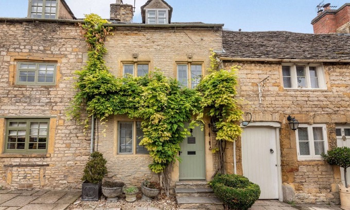 Stow-on-the-Wold Cottage | Two dog friendly holiday cottages in the Cotswolds with garden - Bag End & Peppercorn Cottage