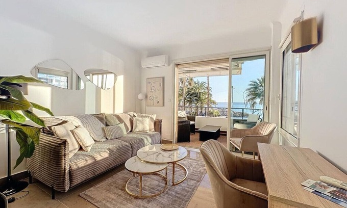 Cannes Apartment | Two en-suite bedroom apartment on La Croisette - Sea view