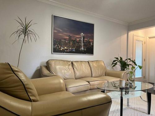 Des Moines Apartment | Two fully independent unit - a modern house and a private apartment, each with its own entrance, located just 15 min from Sea-Tac Airport and 5 min from Des Moines Marina