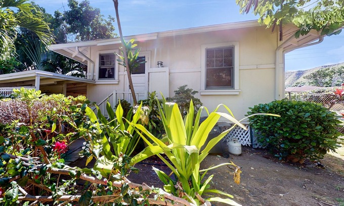 Diamond Head - Kapahulu - St. Louis Cottage | Two Hawaiian cottages with Diamond Head views - walk to Waikiki
