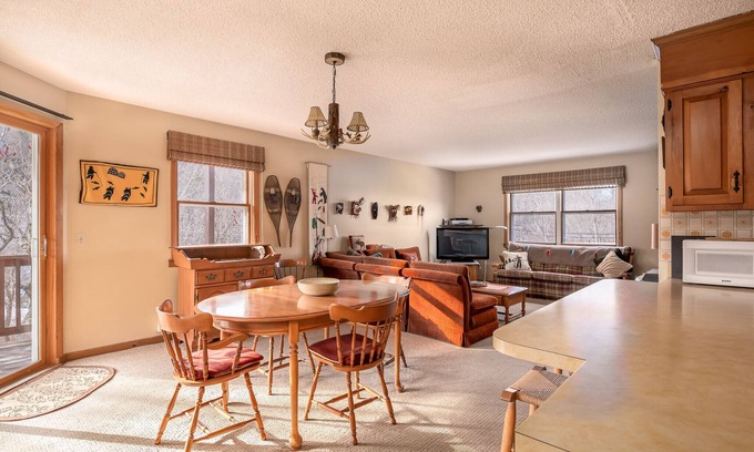 Jeffersonville Condo | Two-Minute Walk to Ski Lifts with Ski Boots on