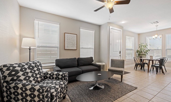 Georgetown House | Two Step Inn Fest Stay - Cozy & Budget Friendly 3BR with a Private Yard