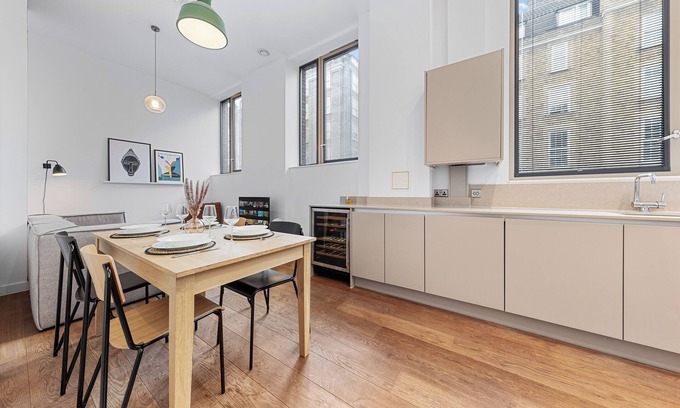 Somers Town Apartment | Two Story 2 BR w/Modern Full Kitchen, Walk to Regent's Park and So Much More!