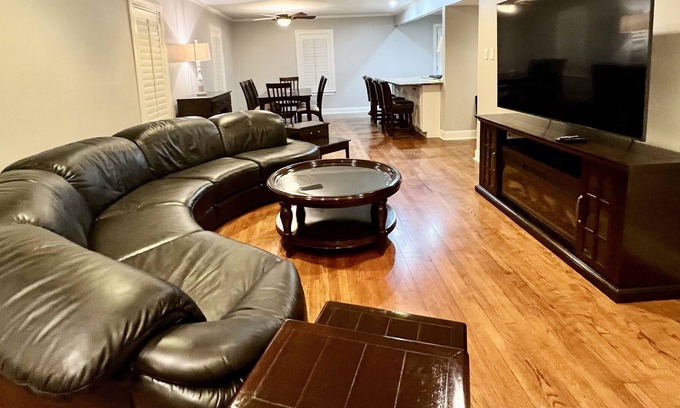 Greenway Plaza-Upper Kirby House | Two Story House in UPPER KIRBY/Montrose 4BR 3BA Gated Driveway