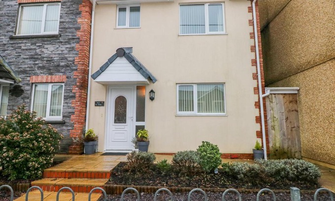 Ammanford House | Ty Cerrig