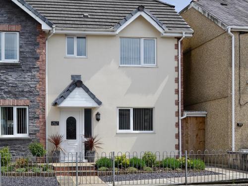 Ammanford House | Ty Cerrig