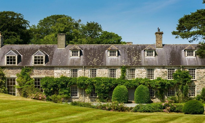 Pentraeth Cottage | Ty Fry Manor - a manor that sleeps 12 guests in 6 bedrooms