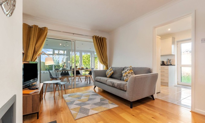 Saundersfoot House | Ty Gwyn - Hot Tub, Parking, Dog Friendly