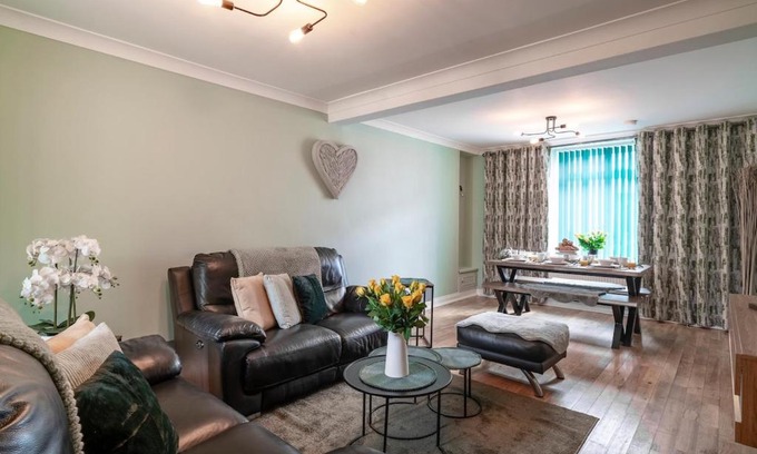 Pentrebach House | Ty Gwyrdd, 3 bedroom house, sleeps 7, Near Bike Park Wales