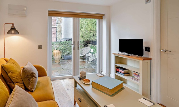 Abergavenny House | Ty-Llew Hideaway - One Bedroom House, Sleeps 2