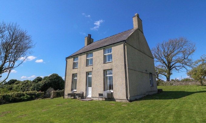 Llanddaniel Fab Cottage | TY MAWR, pet friendly, with open fire in Llanddaniel Fab