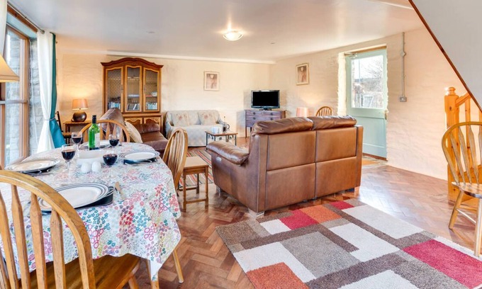 Port Talbot House | Ty'n Cellar Cottage in Port Talbot