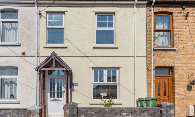 Kidwelly Cottage | TY'R YSTRAD, pet friendly, with a garden in Kidwelly