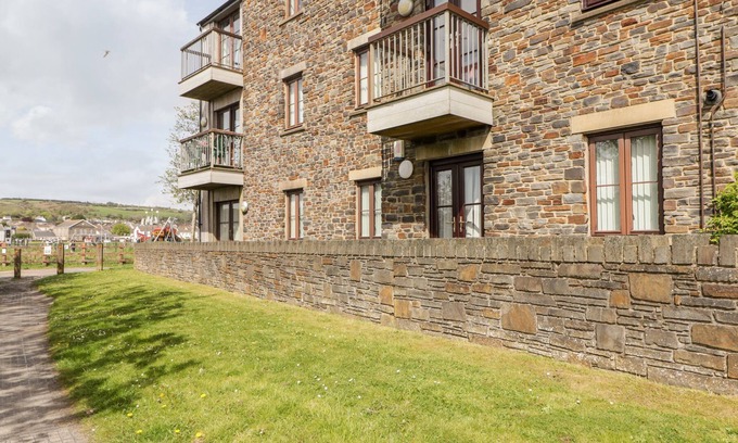 Burry Port Cottage | TÝ TYWYN BACH, 4 CHANDLERS YARD, family friendly in Burry Port