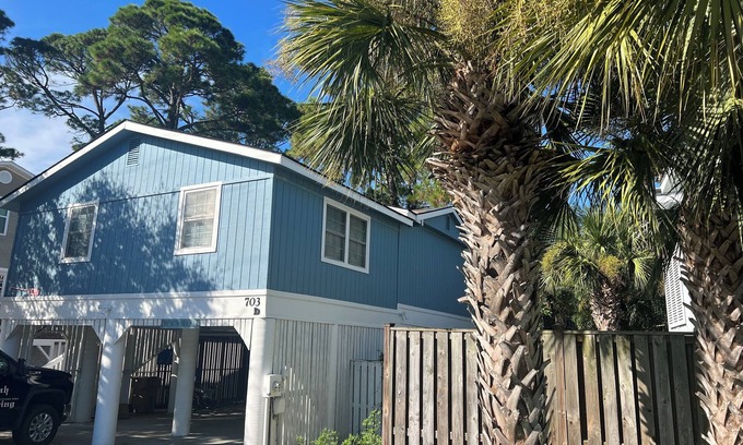 Tybee Island House | Tybee Beach Cottage, Steps from all the local fun and a quick walk to the beach