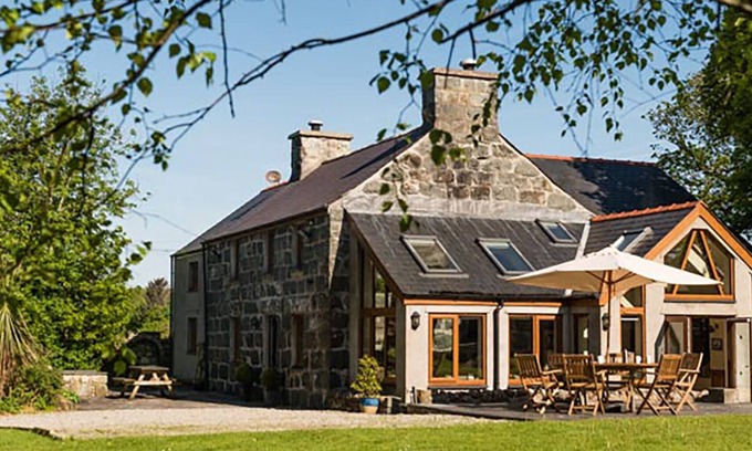 Criccieth Cottage | TYDDYN MORTHWYL, pet friendly, with open fire in Criccieth