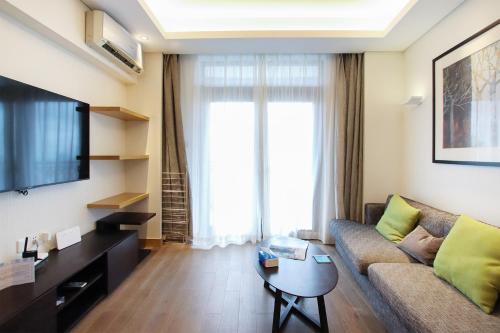 Dapuqiao Apartment | Tyms 1BR APT Huijing Garden