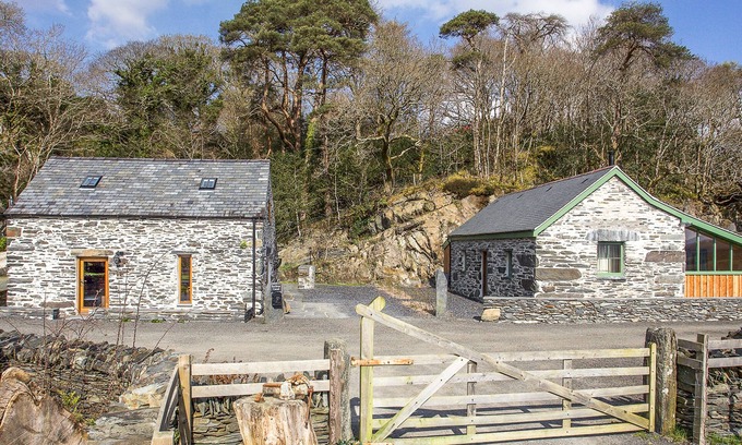 Penrhyndeudraeth Cottage | TYN LLWYN CORNEL, pet friendly, with open fire in Beddgelert
