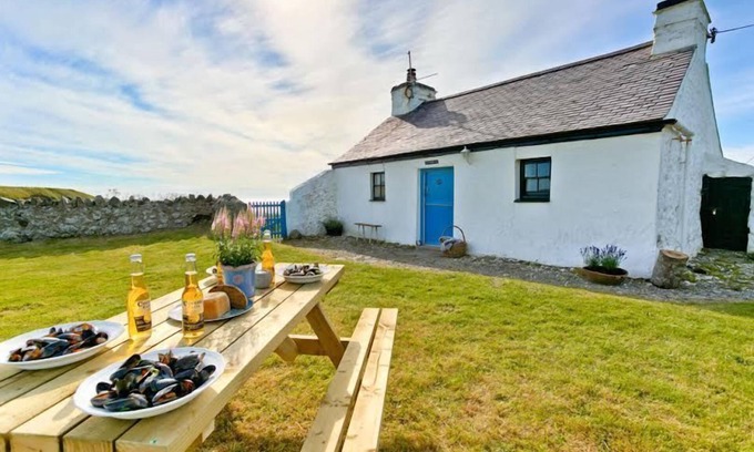Ty Croes Cottage | Tyn Towyn - a coastal that sleeps 4 guests in 2 bedrooms